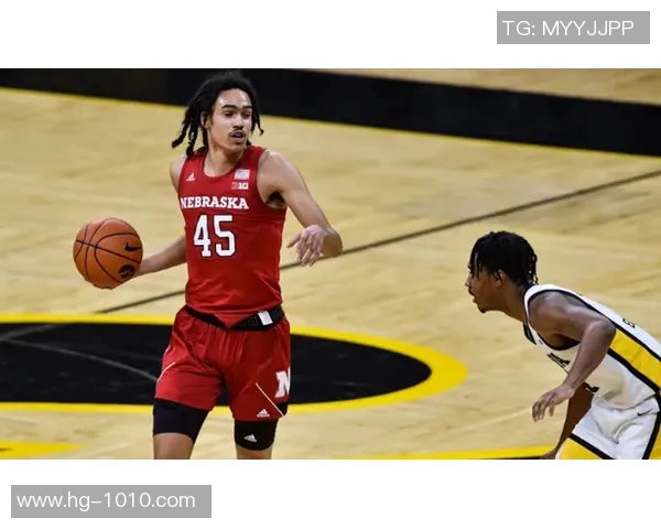 莫布里展现全能进攻能力接队友传球后外线三分精准命中