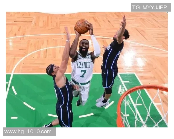 杰伦布朗半场表现抢眼17投8中三分球命中率高达60独得19分助力球队