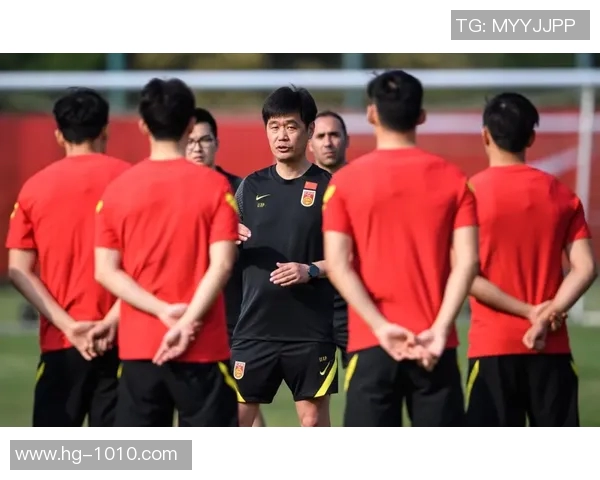 东体报道U22国足集训期间足协副主席许基仁亲临现场为球队加油助威