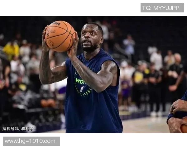 兰德尔三节豪取三双表现出色但失误频繁影响球队表现